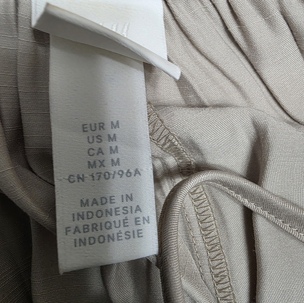 H&M FLOWING DRESS NEW W/O TAGS SIZE MEDIUM - Picture 3 of 15
